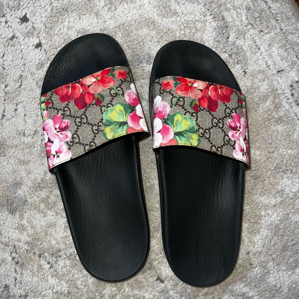 GUCCI GG BLOOMS SUPREME FLORAL SANDAL